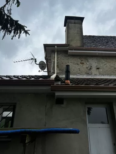Installation de gouttières sur une maison à Capbreton