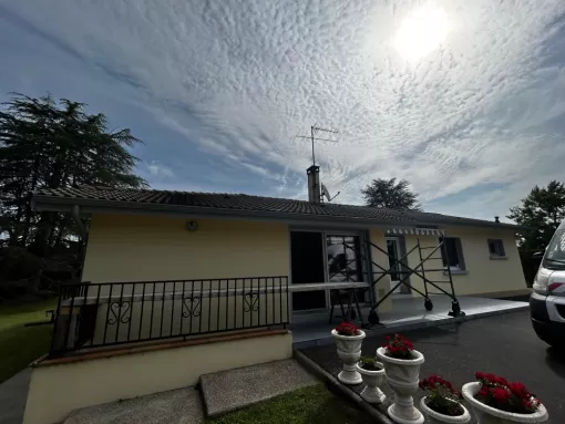 Pose de gouttière aluminium en continu sur une maison à lesperon , MSG