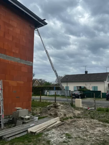 Installation de gouttières en aluminium sur une maison neuve à Dax, Capbreton, MSG